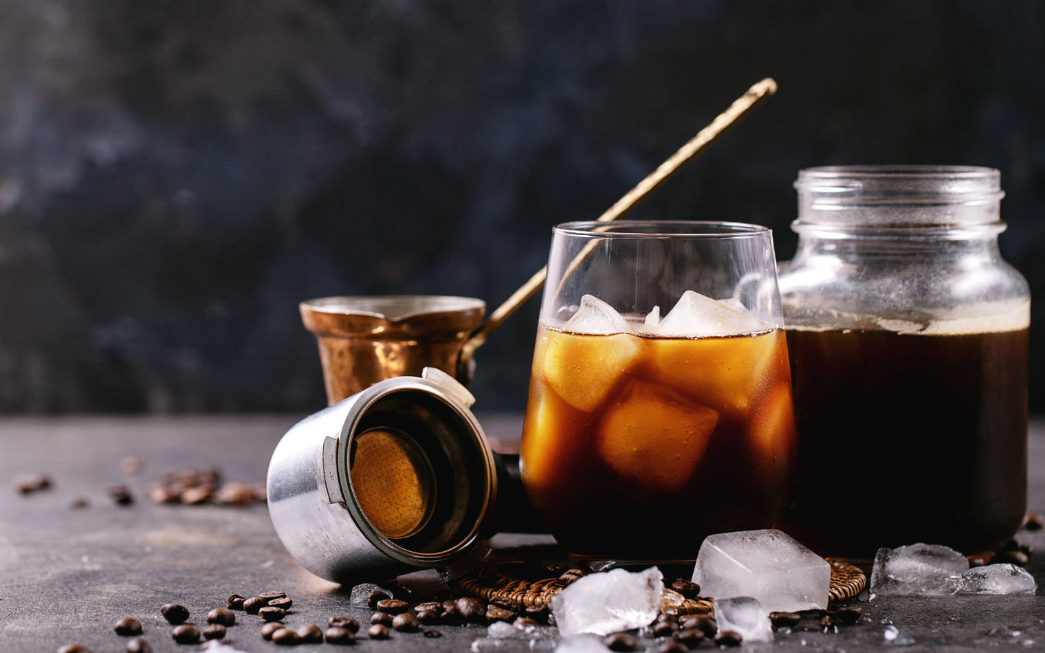 Cold Brew vs. Iced Coffee: Unterschiede, Zubereitung, Koffein & Rezepte