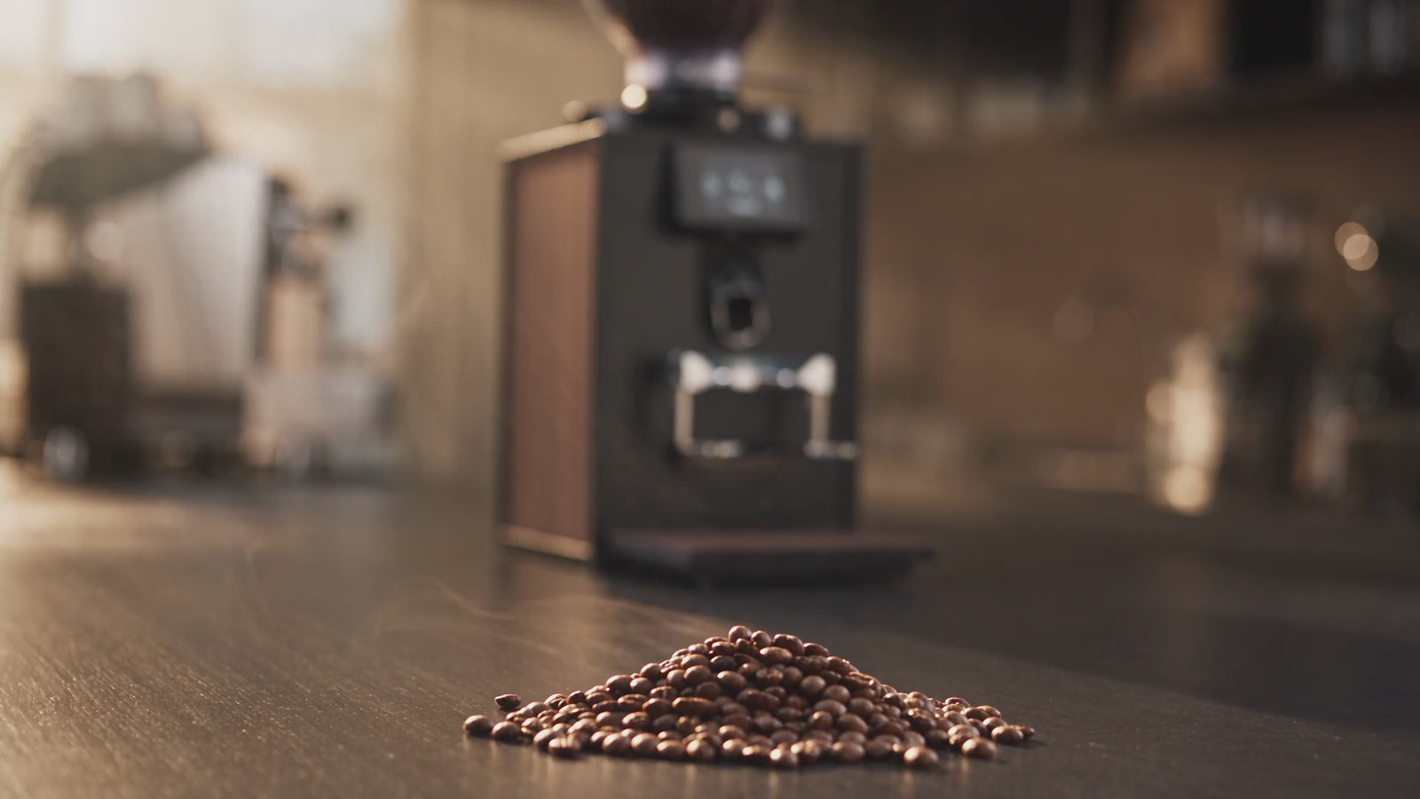 Bentwood H75 Espressomühle mahlt Espresso in einen Siebträger, Querformat