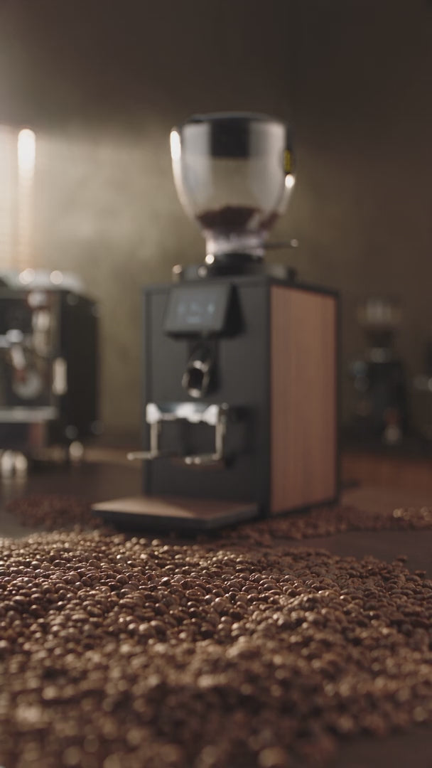 Bentwood H75 Espressomühle mahlt Espresso in einen Siebträger, Hochformat